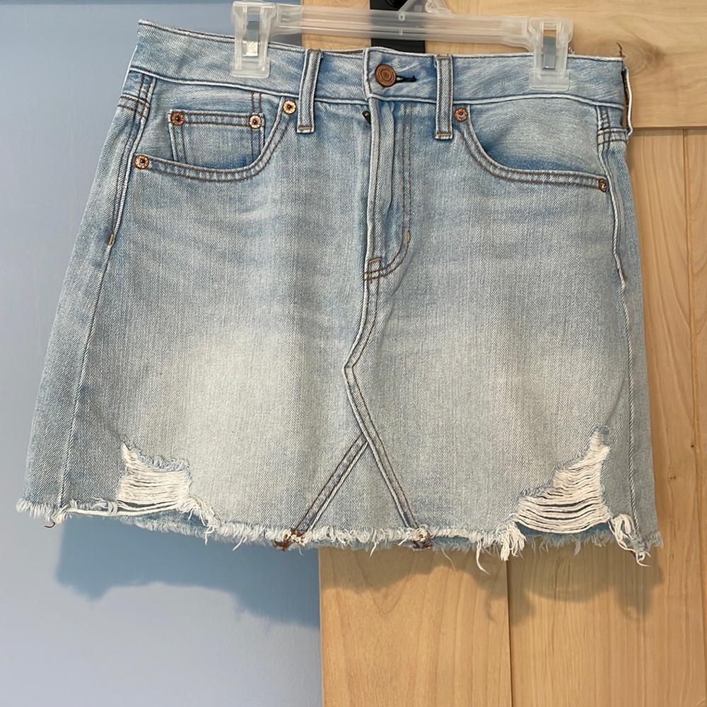 American Eagle light wash denim skirt. fits sizes 2-4